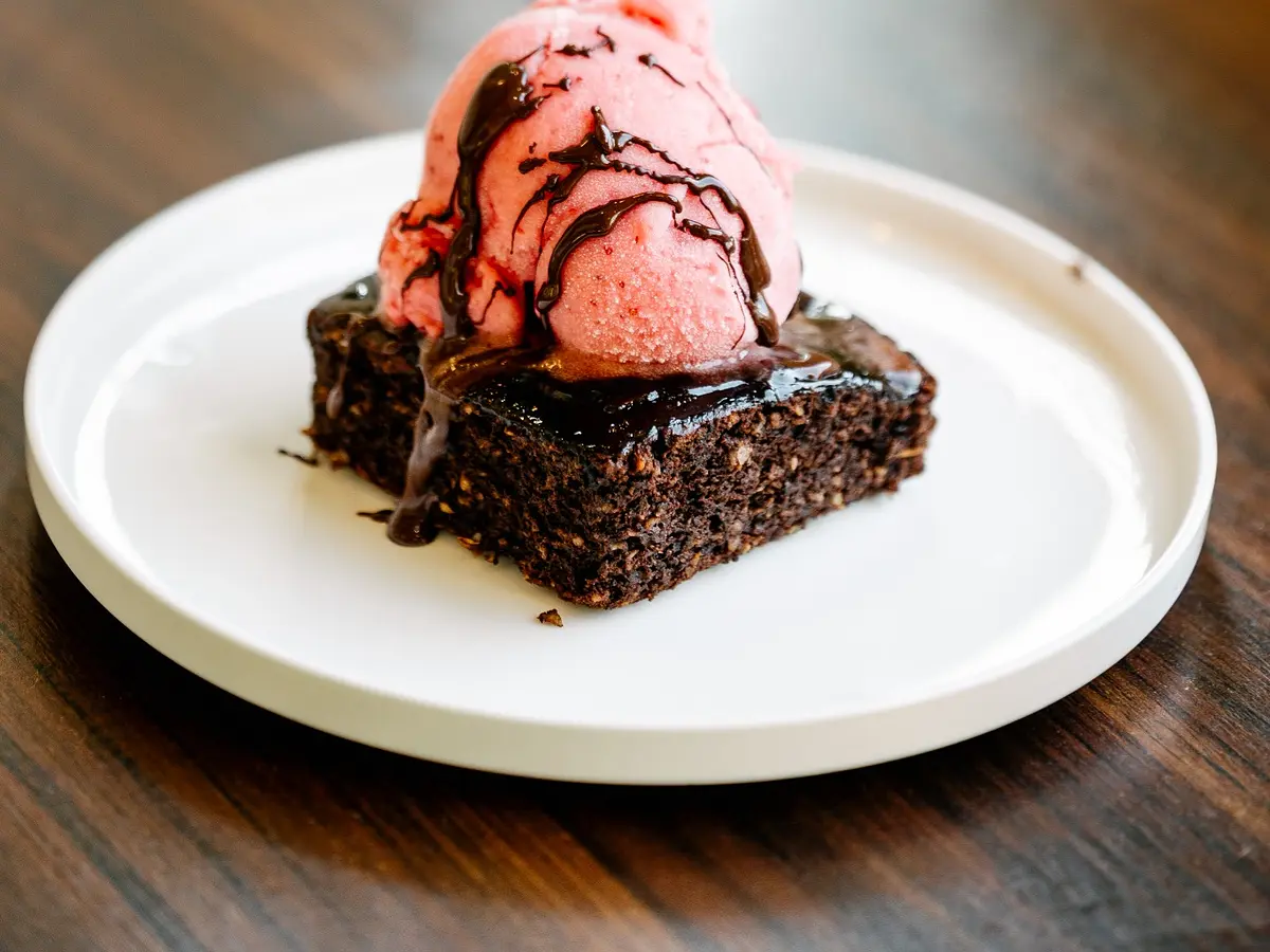 Brownie de arroz con helado