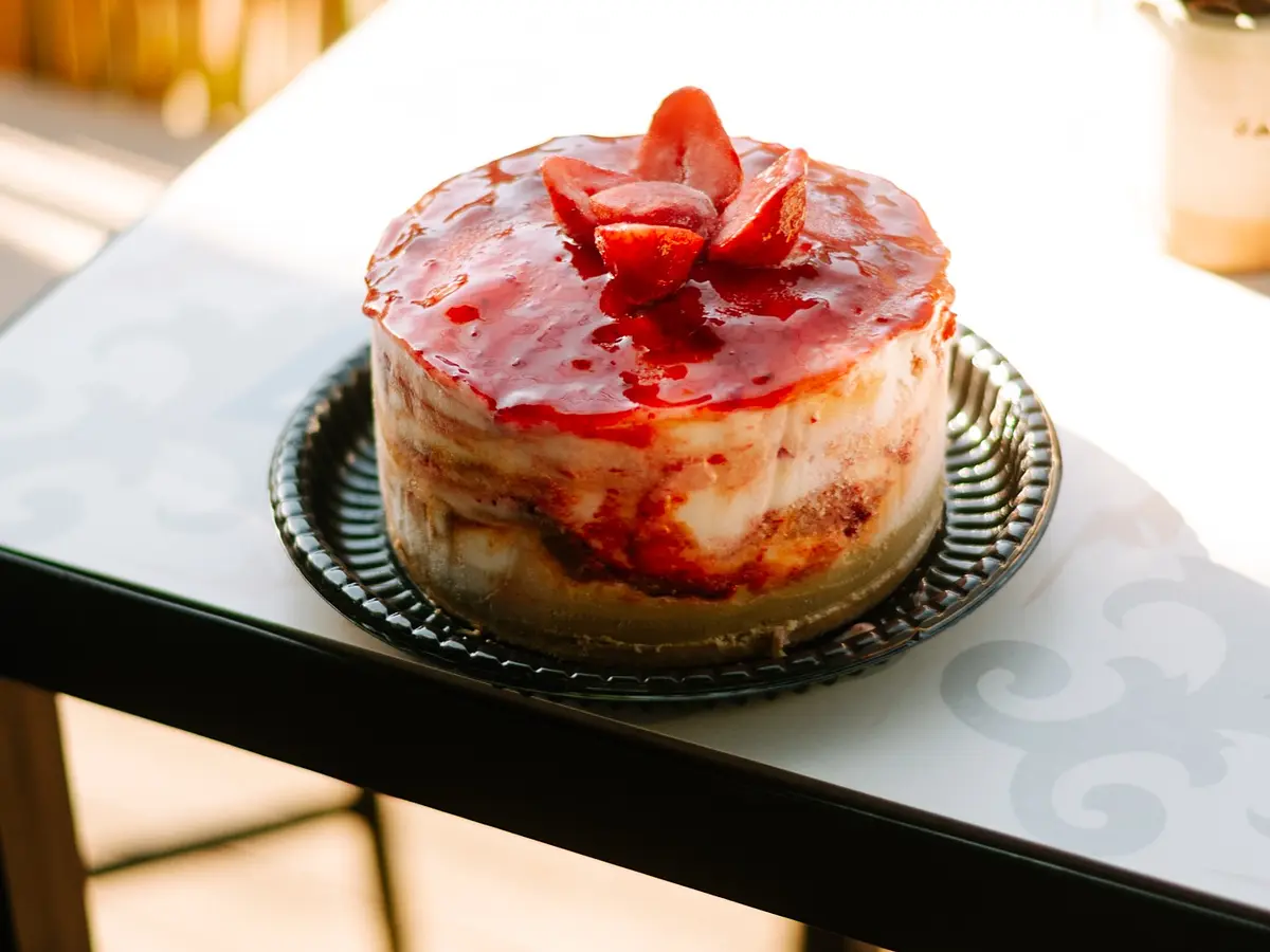 Torta helada Frutilla con Dulce de Leche